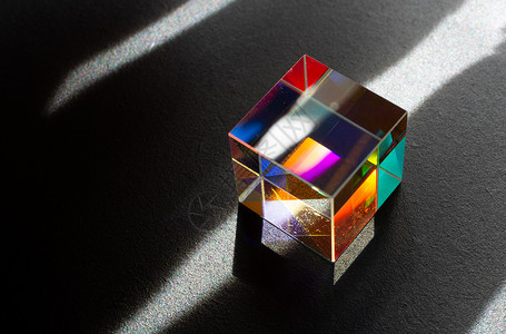 彩色明亮的玻璃棱镜立方体以鲜艳的彩虹色折射光辉光实验盒子正方形教育光学水晶活力过滤器光谱背景图片