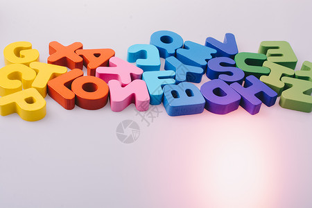 五颜六色的字母块随机散落在惠特童年英语语法积木语言阅读公司学习乐趣字母背景
