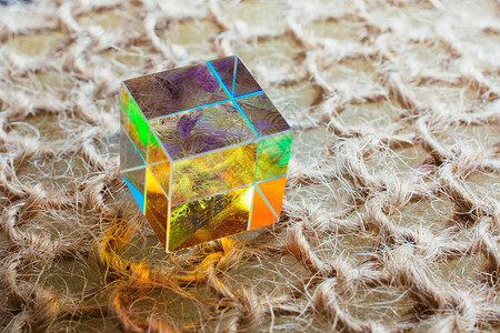 彩色明亮的玻璃棱镜立方体以鲜艳的彩虹色折射光科学盒子意义过滤器物理活力亮度射线照明光学背景图片