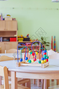 童年与社会化概念 幼儿园的多彩木偶玩具科学家庭生活孩子体育教育知觉语言左撇子平衡团体背景图片
