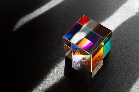 彩色明亮的玻璃棱镜立方体以鲜艳的彩虹色折射光水晶正方形盒子教育技术科学向色照明光谱物理背景图片