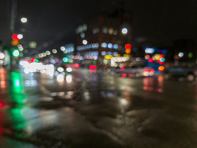 城市街道交叉路面的观测 重点为夜间雨雨创造力穿越车辆汽车运输城市交通沥青大灯眼睛背景图片