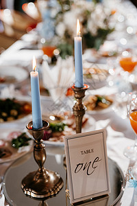 杜奎特在宴席桌上装饰有实火的大气蜡烛黄色棕色烧伤婚礼温暖宴会风格家庭假期桌子背景