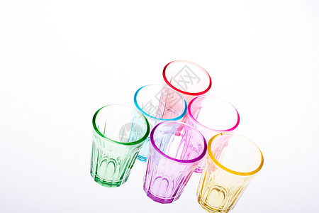色彩多彩的饮用水杯杯子想法概念玻璃背景图片