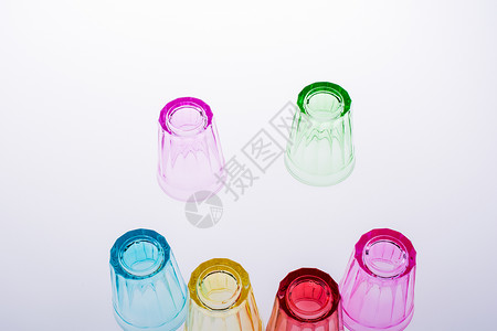 色彩多彩的饮用水杯杯子玻璃想法概念背景图片