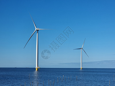 默西梅克湖旁的风车村侵扰性风力厂公园农场生产技术发电机风车涡轮蓝色场地生态背景