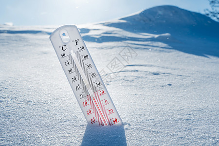 温度计在冬天躺在雪上 显示负温度 冬季恶劣气候下空气和环境温度低的气象条件 冬季结冰 阳光明媚的冬天天气预报测量季节降雪低温温度背景图片