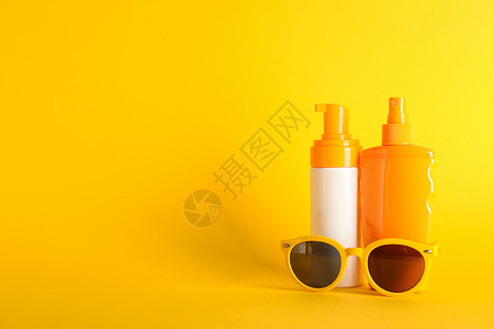 墨镜手机端模板在彩色背景 文字空间上贴有太阳墨镜的日光屏幕喷雾背景