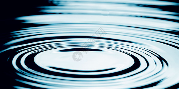 圆圈水自然流动的高清图片
