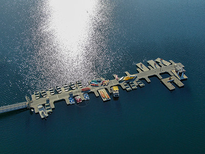 小型软皮艇米拉马尔湖小码头的空中观察 有踏板船和小型机动艇踪迹娱乐风景跑步闲暇鸟瞰图水库码头摩托艇脚踏船背景