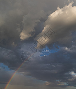 灰天天空中的彩虹蓝色多云灰色风暴天气地平线城市场景雨天空气背景