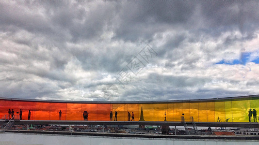 丹麦奥胡斯艺术博物馆Aros的彩虹彩色玻璃建筑高清图片