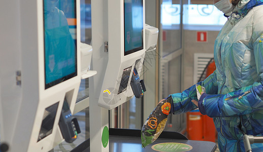 最新的科技 超市的自助服务报到检查 笑声银行卡技术贸易机器人女士店铺食物终端购物车塑料背景图片