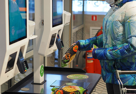 自助终端最新的科技 超市的自助服务报到检查 笑声食物终端银行卡购物车女士机器人店铺贸易收银机支付背景
