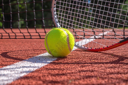 标题素材网在户外法庭上打网球 电击和排线高架阴影球拍体育场积分游戏正手潮红训练服务背景