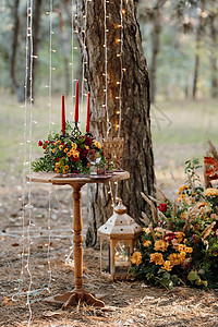 在宴席桌上装饰有实火的大气蜡烛黄色风格桌子温暖棕色婚礼假期家庭宴会幸福背景图片