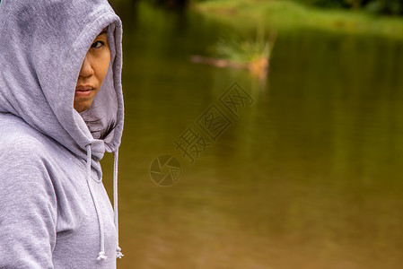 年轻女子在沼泽地站得漂亮极了女性艺术女士背景图片