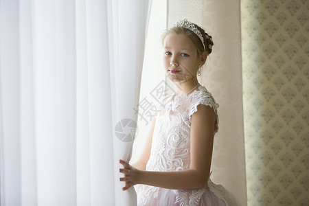 白色皇冠素材窗窗边的皇冠上美丽的女孩打开了窗帘背景