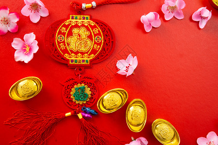繁荣和春天 平躺的中国新年节日装饰品桌子假期平铺红色植物群艺术庆典文化背景图片