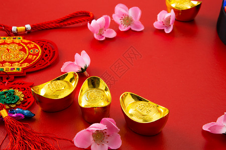 繁荣和春天 平躺的中国新年桌子节日文化项目红色狂欢工艺传统红包装饰品背景图片