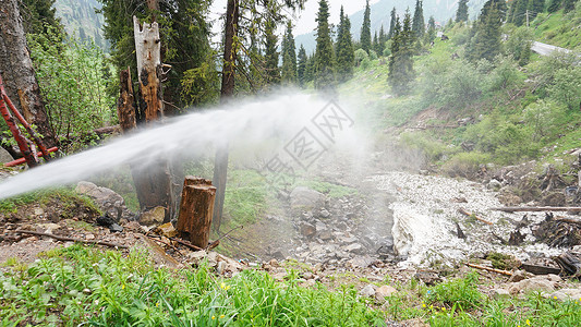 森林里的水压突然冒出来环境原油悬崖力量树木压力山脉运输生态管道背景图片