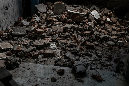 肮脏的质地瓦砾 一堆破烂的水泥堆在一起 破旧的废弃旧建筑 被毁的建筑房间危险失修损害遗产衰变房子历史性走廊地面背景