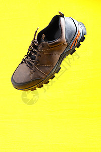男鞋 时尚的男鞋 单身运动鞋 黄色背景 浮起弹簧悬浮运动季节系列棕色秋鞋背景图片