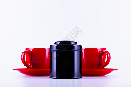 两杯红茶 茶上还有黑盒背景图片