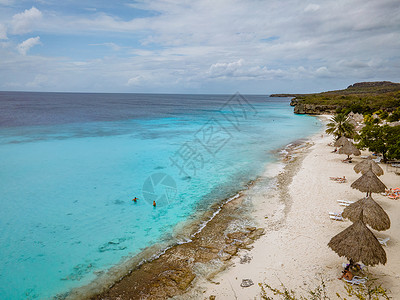 岛宝莱在用绿绿水 白沙滩和美丽的珊瑚礁对加勒比海Curacao海岸的空中观察海岸线热带海景天堂椅子假期旅游风景海洋列斯背景