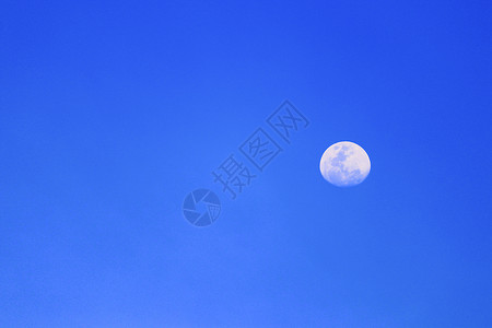 蓝色天空上美丽的月亮 有复制文本空间背景图片
