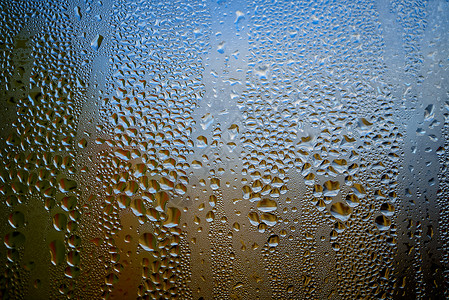 玻璃杯或瓶子外面结露环境波纹玻璃墙纸雨滴水滴天气气泡流动窗户背景