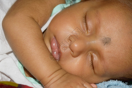 睡呀表情特写一个可爱的熟睡的新生婴儿的脸 在昏昏欲睡的心情昏昏欲睡的眼睛中捕捉到的甜蜜刚出生的男婴的特写肖像 手放在下巴上 正视图 儿童背景