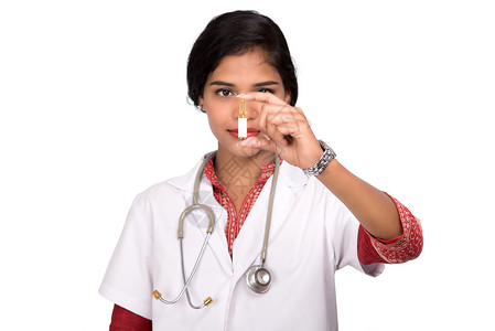 女医生 展示白色背景的医药管子妇女医生液体诊所疾病眼镜科学女士样本外套职业医院背景图片