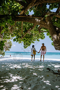 荷属阿鲁巴岛阿鲁巴加勒比棕榈海滩 在阿鲁巴有棕榈树的白长沙沙滩假期酒店旅游幸福度假村列斯晴天棕榈天蓝色夫妻背景