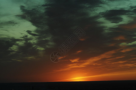 这是美丽的日落 地平线 夜里天空有乌云和太阳的落日图案全景天体背景图片