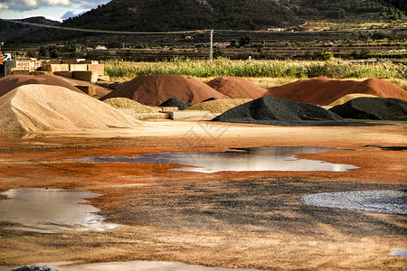 西班牙多姿多彩的建筑综合山峰资源散料岩石车辆地质学碎石产物沙坑矿业石头背景图片