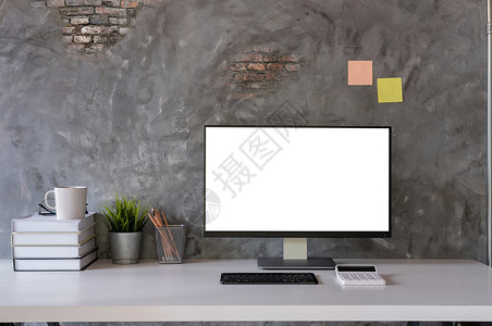 书墙创意素材在家里或工作室的白色工作台上用台式电脑创意用品室内植物和古董书模拟时尚或设计师工作区 图形显示蒙塔格的空白屏幕潮人键盘装饰技术产背景
