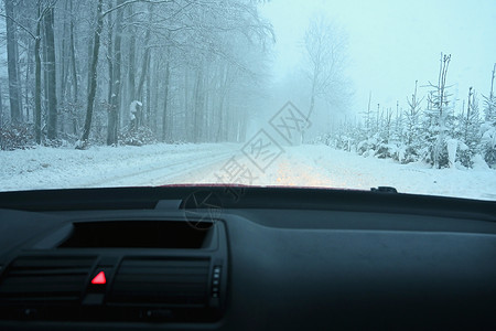 汽车上的雪寒冷的转动高清图片