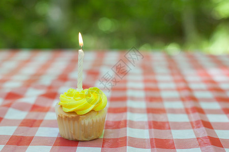 黄纸杯蛋糕 点燃蜡烛高清图片