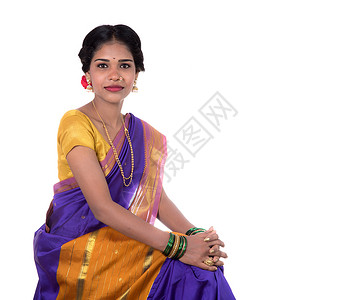 排灯节白色背景中穿着传统印度纱丽的美丽印度年轻女孩宗教优美节日女性首饰文化微笑身体项链裙子背景