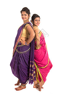 印度纱丽传统美丽的印度年轻女孩穿着纱丽在白色背景上摆姿势节日宗教冒充手势女性衣服优美文化首饰姐姐背景