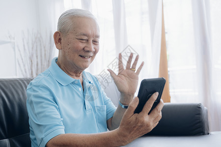 电话来了老年人在屏幕上打视频电话和挥手白色生活家庭休闲闲暇互联网呼唤对话手机技术背景