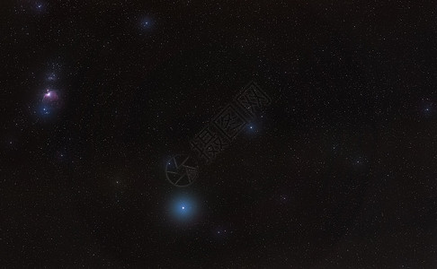 阿尔尼塔克冬季夜空 紫色的猎户座星云亮蓝色参宿七星 — 散布在一些云层中 — 在底部下部长曝光照片背景
