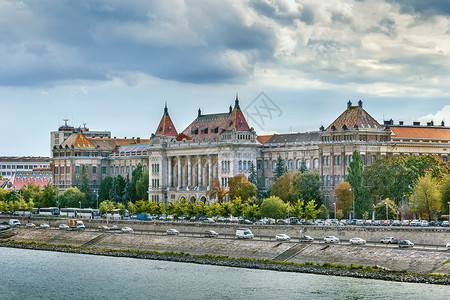 河边的城市匈牙利布达佩斯科技经济大学背景