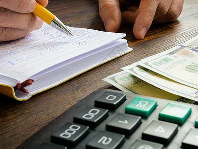 男子为小企业做财务票据和会计记账 (单位 千美元)背景图片