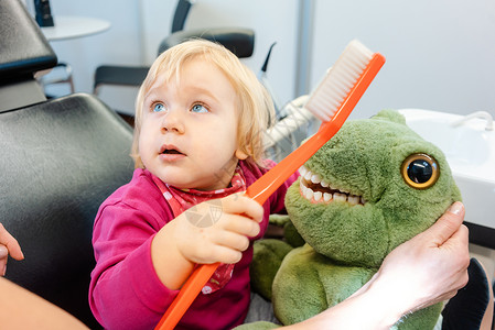 儿童在牙医牙刷牙牙 一个复合玩具的牙刷牙动物口腔诊所预防护士填充牙齿卫生孩子牙科背景图片