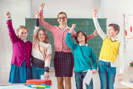 四有好老师学生和老师在学校玩得开心房间职业孩子们教学学费女孩们学习黑板瞳孔女士背景