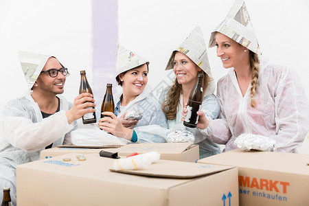鹿角画家帽一群朋友穿着纸帽 享受着酒喝背景