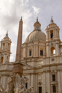 阿格鲁米圣阿格涅斯教堂的圣阿格内斯和意大利罗马埃及方尖碑背景