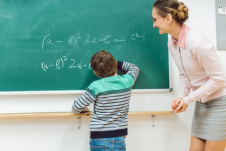 在校学生在黑板上锻炼活动教学房间职业课堂小学学费写作教育孩子们男生背景图片